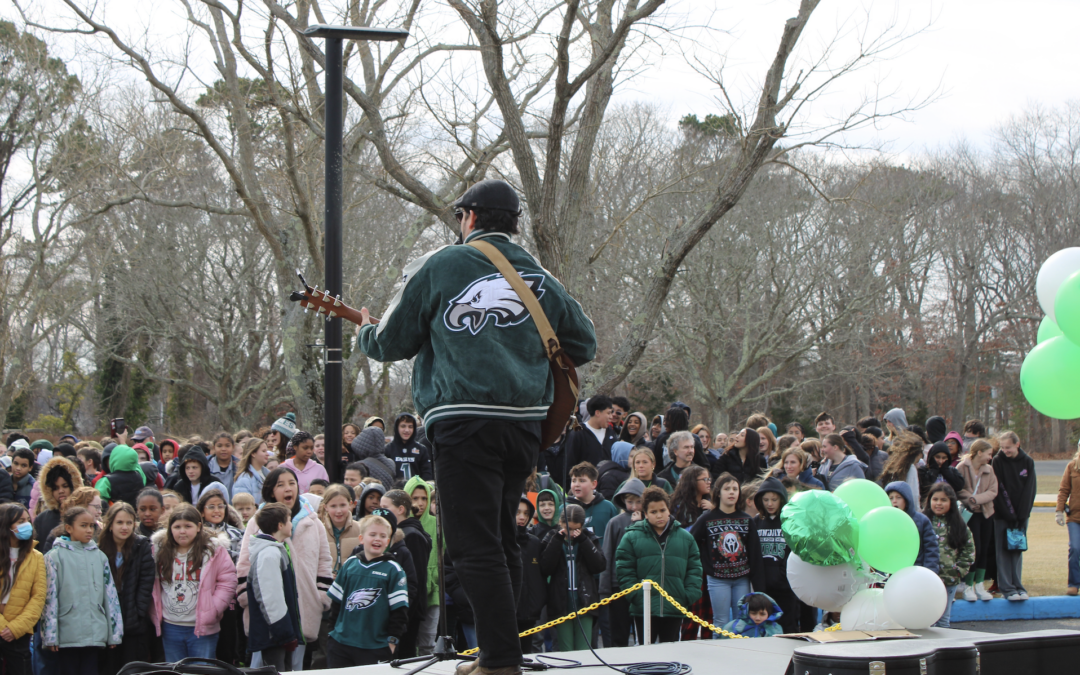‘Bleed Green’ musician Kenny Curcio performs at Absecon Schools ahead of Eagles Super Bowl appearance